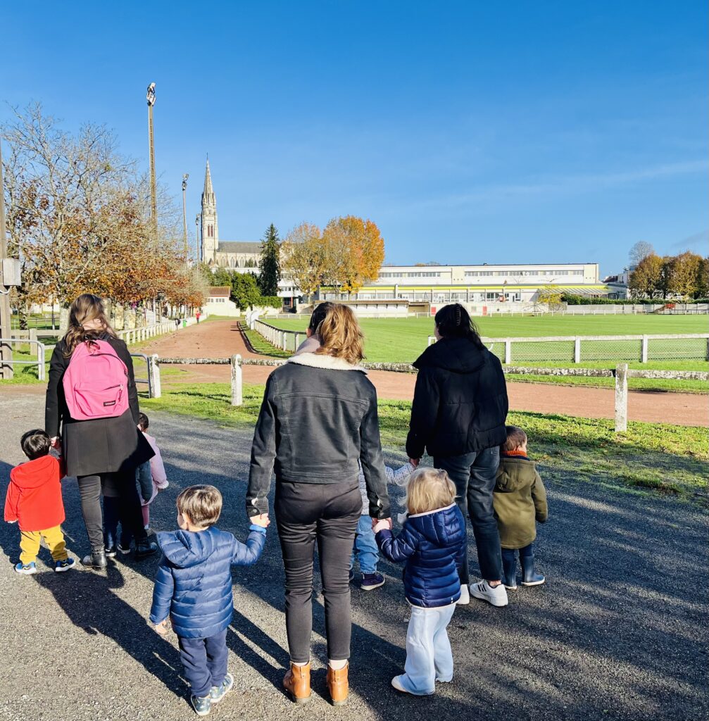 micro-crèche à Vertou : activité en extérieur, balade