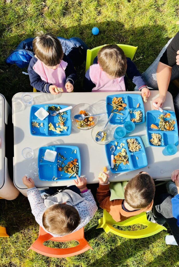 micro-crèche à Vertou : activité en extérieur, repas