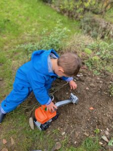 micro-crèche à Vertou : jeu en éxtérieur avec un jouet tractopelle