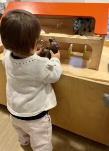 micro-crèche à Vertou : activité en intérieur, dinette