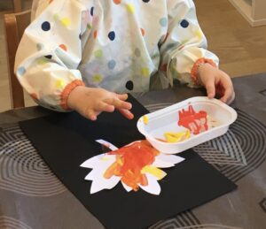 micro-crèche à Vertou : activité en intérieur, peinture avec les doigts