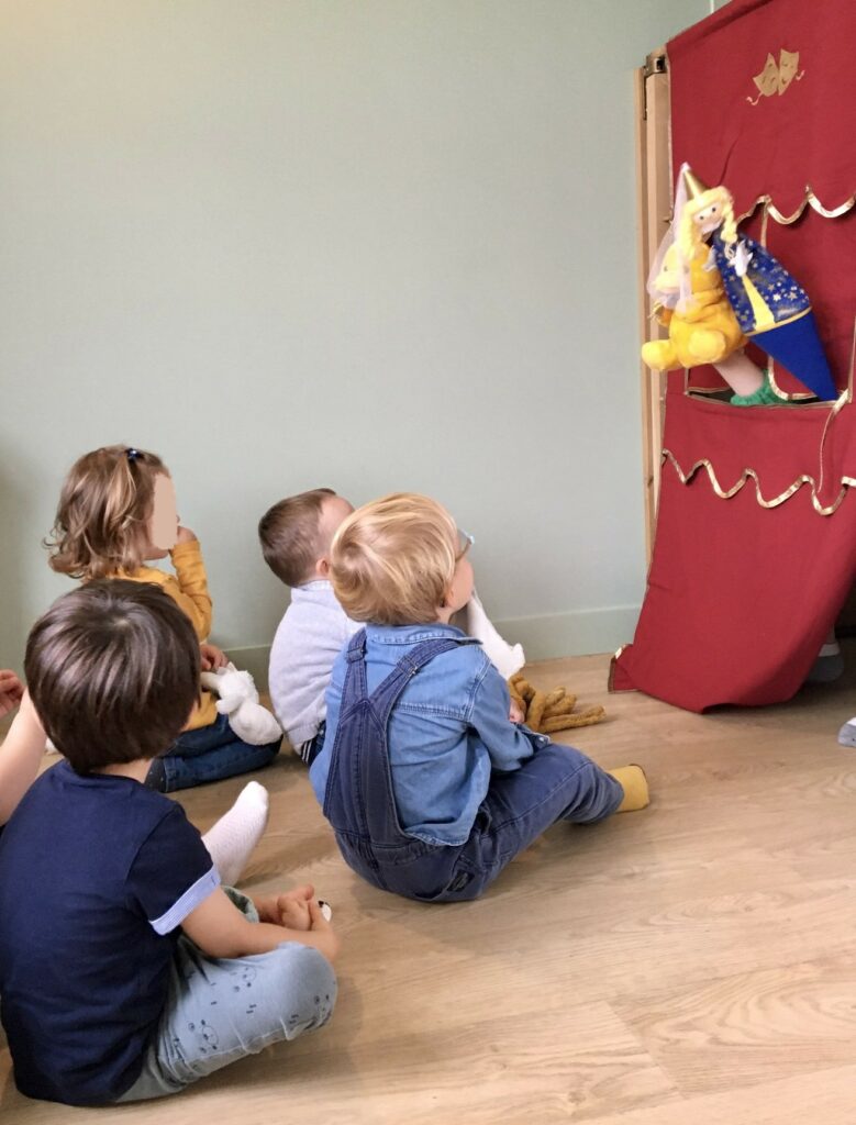 micro-crèche à Vertou : activité en intérieur, marionnette